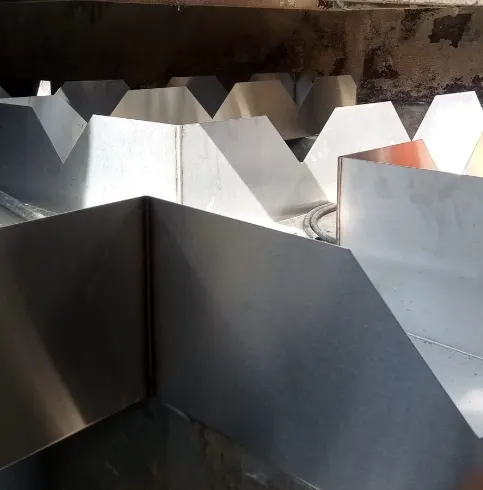 Fabricación y montaje de canaletas colectoras en interior de tanque